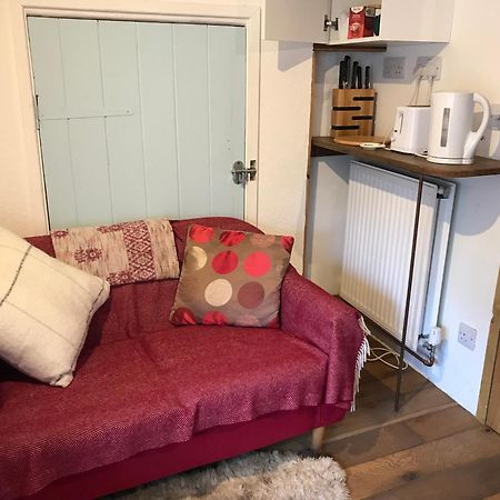 Tiny Cosy Snug Apartment Manorowen Bagian luar foto