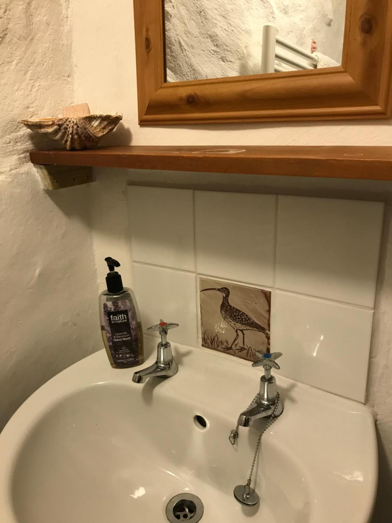 Tiny Cosy Snug Apartment Manorowen Bagian luar foto