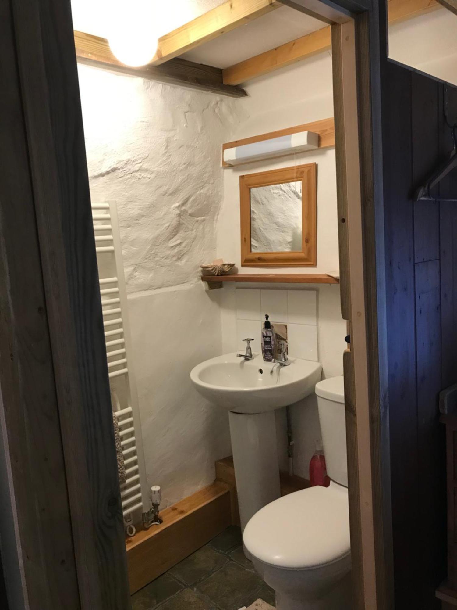Tiny Cosy Snug Apartment Manorowen Bagian luar foto
